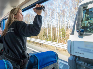 Policisté si posvítili na řidiče v novém autobuse
