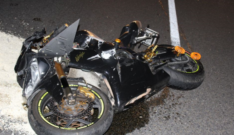 Motorkář bez řidičáku naboural do auta před sebou a do svodidel. Skončil v nemocnici