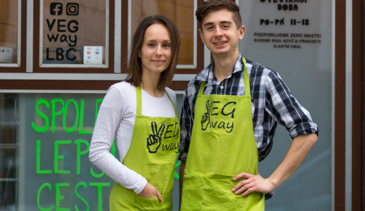 VEGway v Liberci nabízí veganské pochoutky. Ty tvoří Andrea Strnadová a Jakub Raindl.