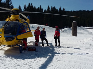 Běžkař se v Jizerkách zřítil ze sedmimetrového srázu. Letěl pro něj vrtulník