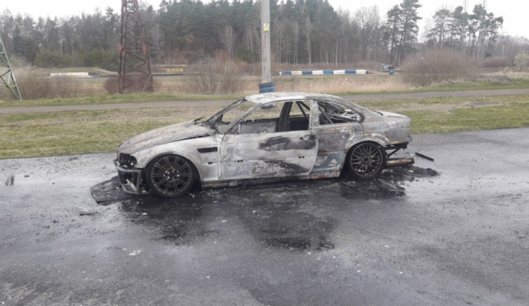 Auto na připomínce Dakaru začalo hořet. Hasiči s veteránem pomoci nemohli