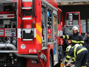 Při požáru evakuovali dvanáct lidí, tři skončili v nemocnici. Hořet začalo kvůli svíčce