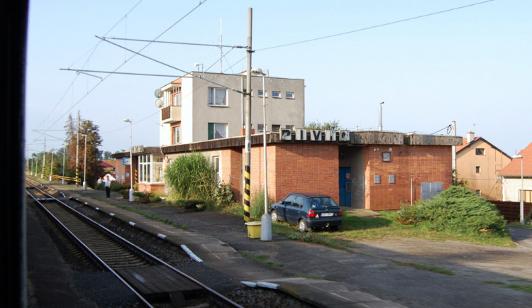 Společná sebevražda dvou dívek. Lehly si na koleje a čekaly, až je přejede vlak