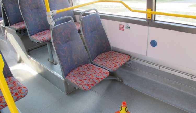 Řidič autobusu musel prudce zabrzdit. Seniorka kvůli tomu spadla ze sedadla na zem