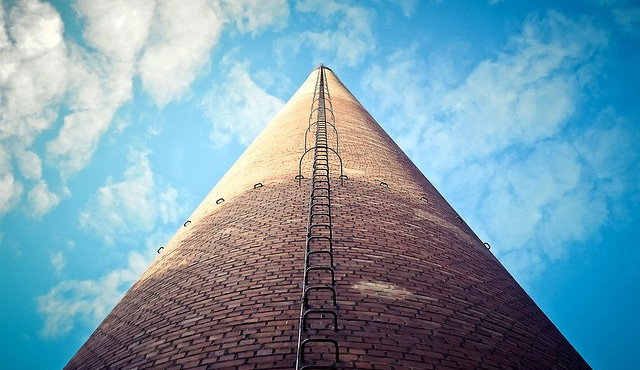 Za lezení na komín jim hrozí až padesátitisícová pokuta