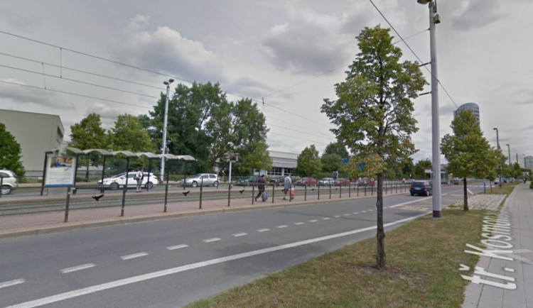 Mladík vběhl do silnice před rozjeté auto. Skončil v nemocnici