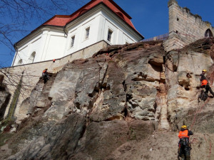 Na Valdštejně je živo, lezci v sedácích očišťují a stabilizují skalní podloží