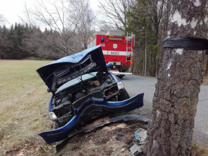 FOTO: Auto u Frýdlantu narazilo do stromu. Zraněný řidič skončil v nemocnici