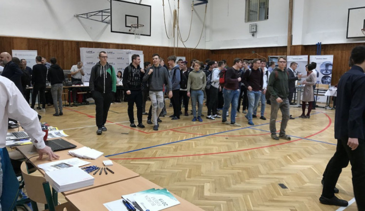 Studenti na burze práce.