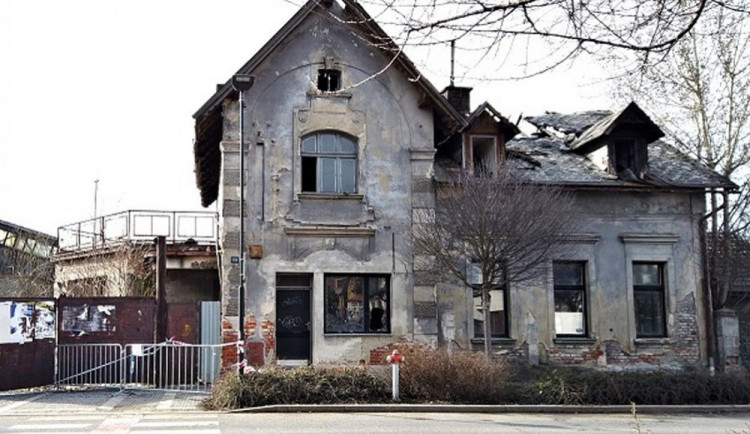 Chátrající objekt bývalých uhelných skladů