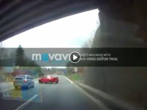 VIDEO: Risk na průtahu Turnovem. Ridič se otáčel na čtyřproudé silnici