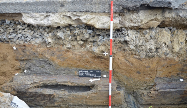 Archeologové v Jablonném objevili osm set let staré pozůstatky domů