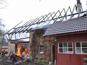 FOTO: Od hořící stodoly chytla i střecha domu, na místo vyjížděly čtyři jednotky hasičů
