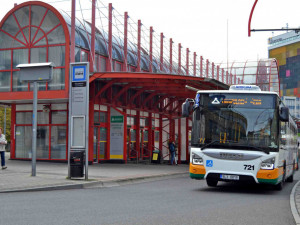 Autobus brzdil u kláštera před přechodem, zranila se cestující. Hledají se svědci