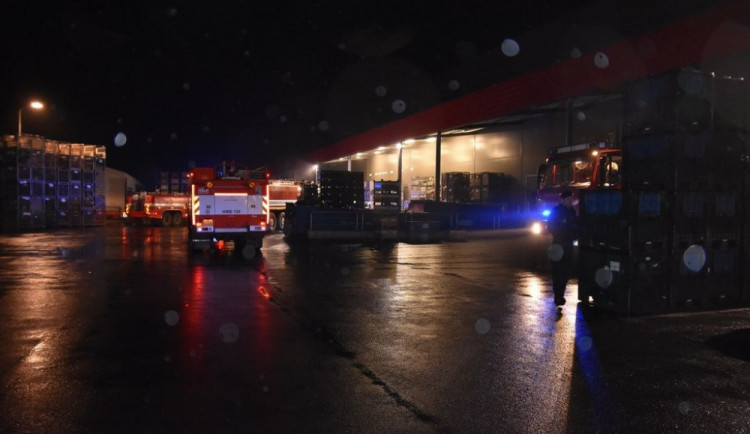 Více než deset jednotek hasičů zasahovalo u požáru kabelového kanálu