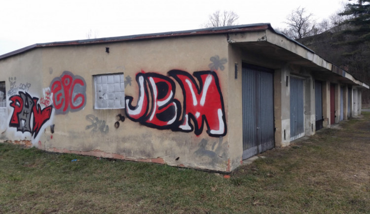 Takhle sprejeři "zkrášlují" Turnov