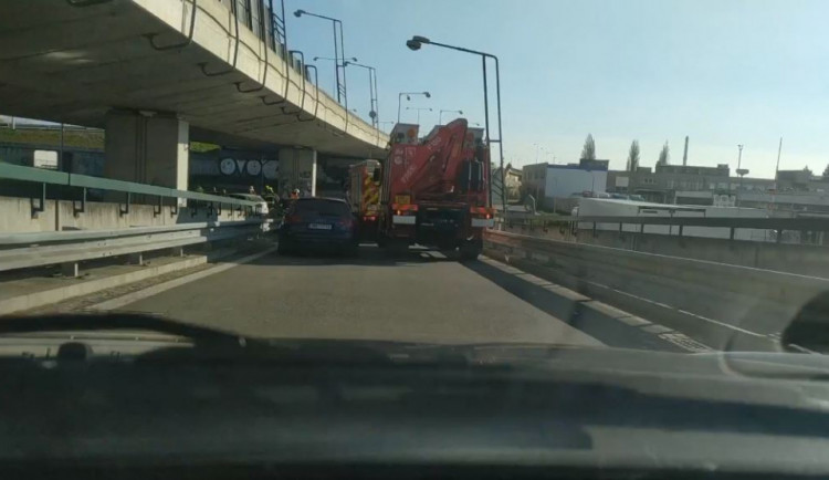 VIDEO: Policie řídí dopravu po nehodě dvou aut v Tovární ulici
