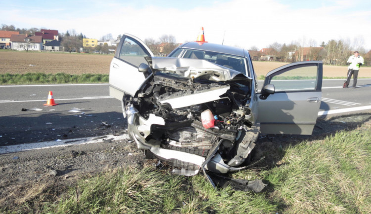Řidič přejel do protisměru a čelně narazil do Felicie. Oba řidiči skončili v nemocnici