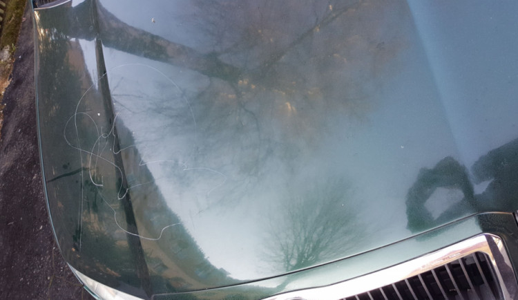 Jedno z poškozených aut.