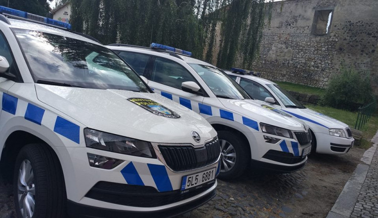 Bezdomovci si z panelákových chodeb dělají ložnici