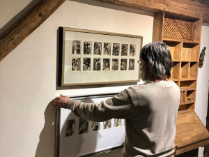 Instalace výstavy obrazů Josefa Jíry.