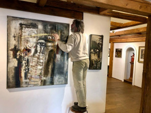 Instalace výstavy obrazů Josefa Jíry.