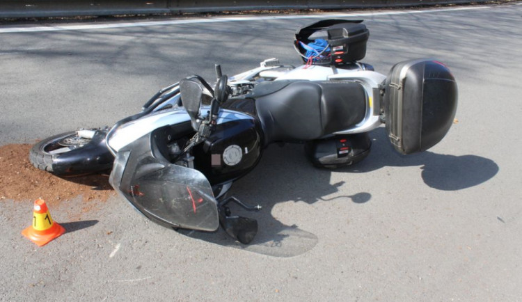 Motorkář bez řidičáku přejel do protisměru a naboural do auta. Je zraněný