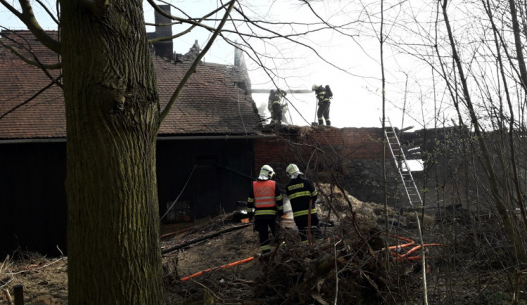Hasiči bojovali s požárem roubenky a stodoly