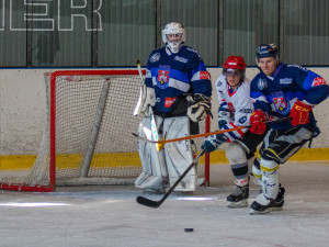 Biatlonisté porovnali síly se sdruženáři v hokejovém zápase.