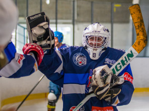 Biatlonisté porovnali síly se sdruženáři v hokejovém zápase.