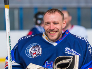 Biatlonisté porovnali síly se sdruženáři v hokejovém zápase.