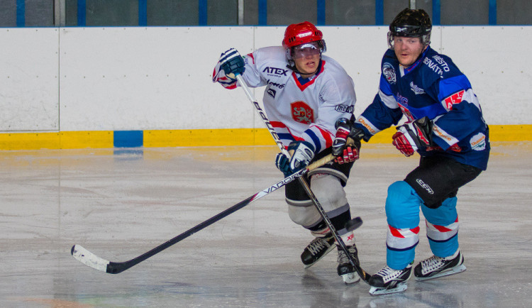 Biatlonisté porovnali síly se sdruženáři v hokejovém zápase.