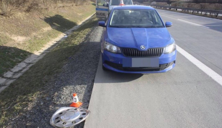 Poklice se uvolnila z kola kamionu a poškodila fabii. Policie pátrá po řidiči kamionu 