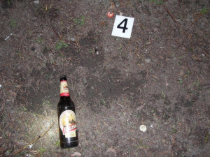 Bezdomovce brutálně napadl lahví od piva kvůli tabáku. Mladého útočníka dopadla policie