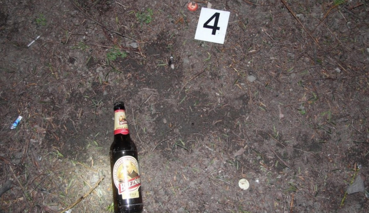 Láhev od piva, kterou agresor útočil