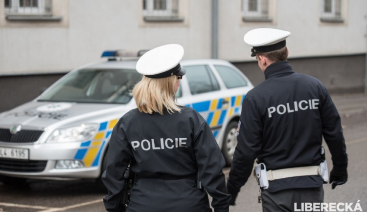 Řidič za jízdy zkolaboval, noha mu zůstala na plynu. Neštěstí zabránila manželka, která strhla řízení