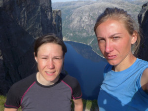 Káťa a Pája odešly z práce sjížděj svět na kole.