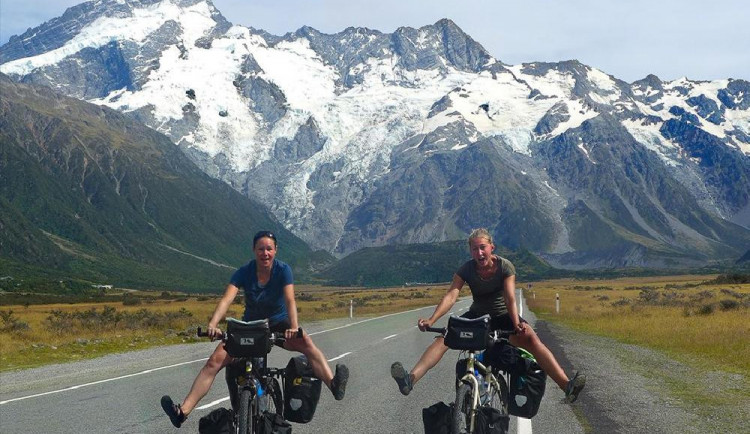 Káťa a Pája odešly z práce sjížděj svět na kole.