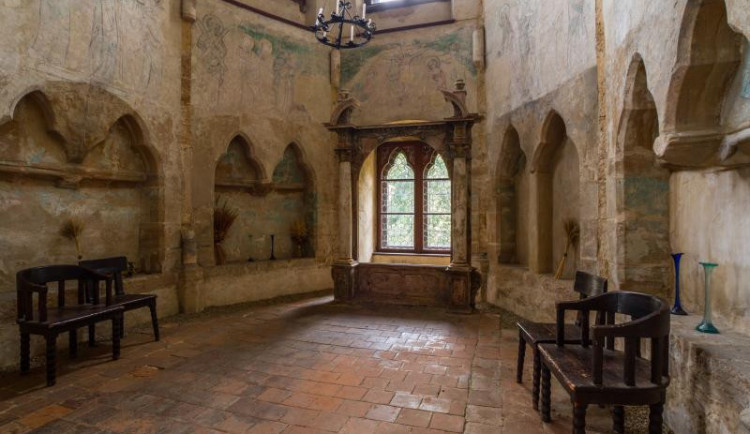 Na hradě Houska pracují na obnově cenných fresek ze 14. století