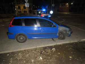 FOTO: Opilý řidič ve čtyři ráno boural před Plazou. Narazil na obrubník a zábradlí