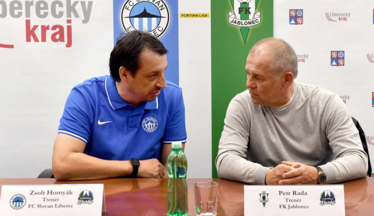 Trenéři na předzápasové tiskovce.