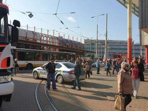 U Fora zasahují kvůli údajné bombě hasiči i policisté.