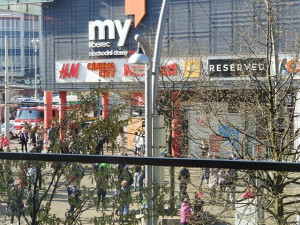 U Fora zasahují kvůli údajné bombě hasiči i policisté.