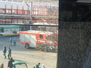 U Fora zasahují kvůli údajné bombě hasiči i policisté.