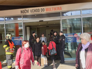 U Fora zasahují kvůli údajné bombě hasiči i policisté.