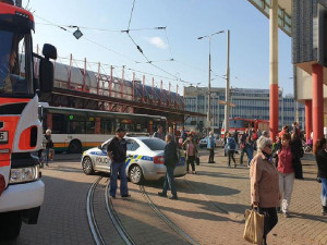 U Fora zasahují kvůli údajné bombě hasiči i policisté.