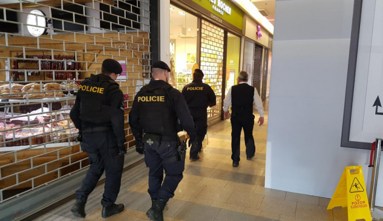 U Fora zasahují kvůli údajné bombě hasiči i policisté.