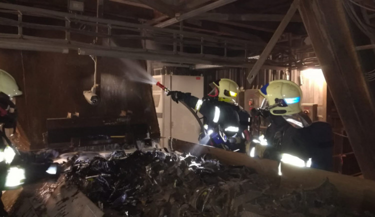 FOTO: Hasiči v noci na dnešek zasahovali u požáru plastů a gumy v průmyslovém areálu