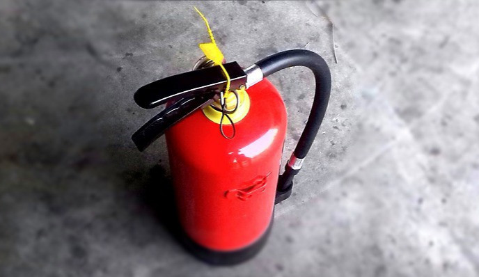 Fordu Tranzit začala hořet kabina. Žena, která zavolala policii, požár uhasila