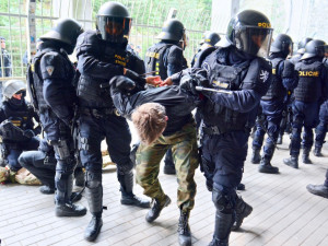 FOTO, VIDEO: Zásah proti fanouškům. Policie na jabloneckém stadionu cvičila vyklizení sektoru